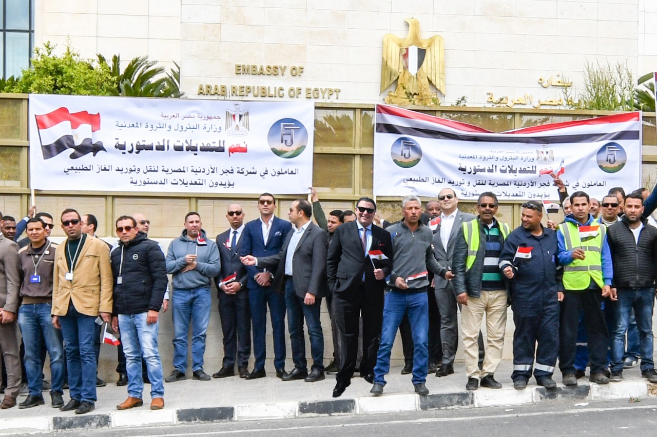 العاملون بشركات البترول المصرية أمام السفارة المصرية للإدلاء بأصواتهم