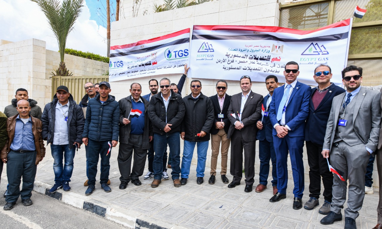 العاملون بشركات البترول المصرية أمام مقر الانتخابات