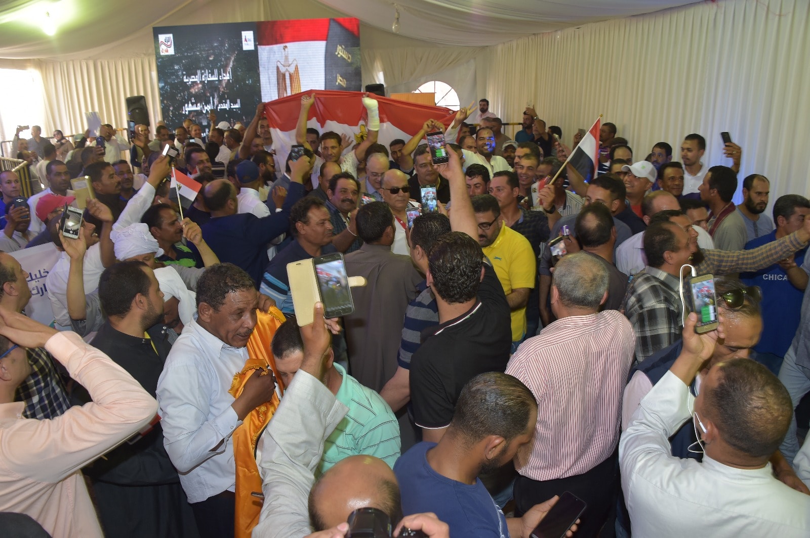 إقبال كثيف من المصريين فى الخارج على سفارة مصر فى الكويت (3)