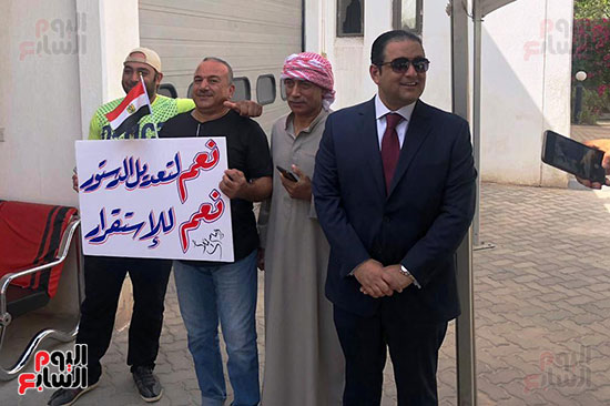 علاء عابد يدلى بصوته على التعديلات الدستورية (1)