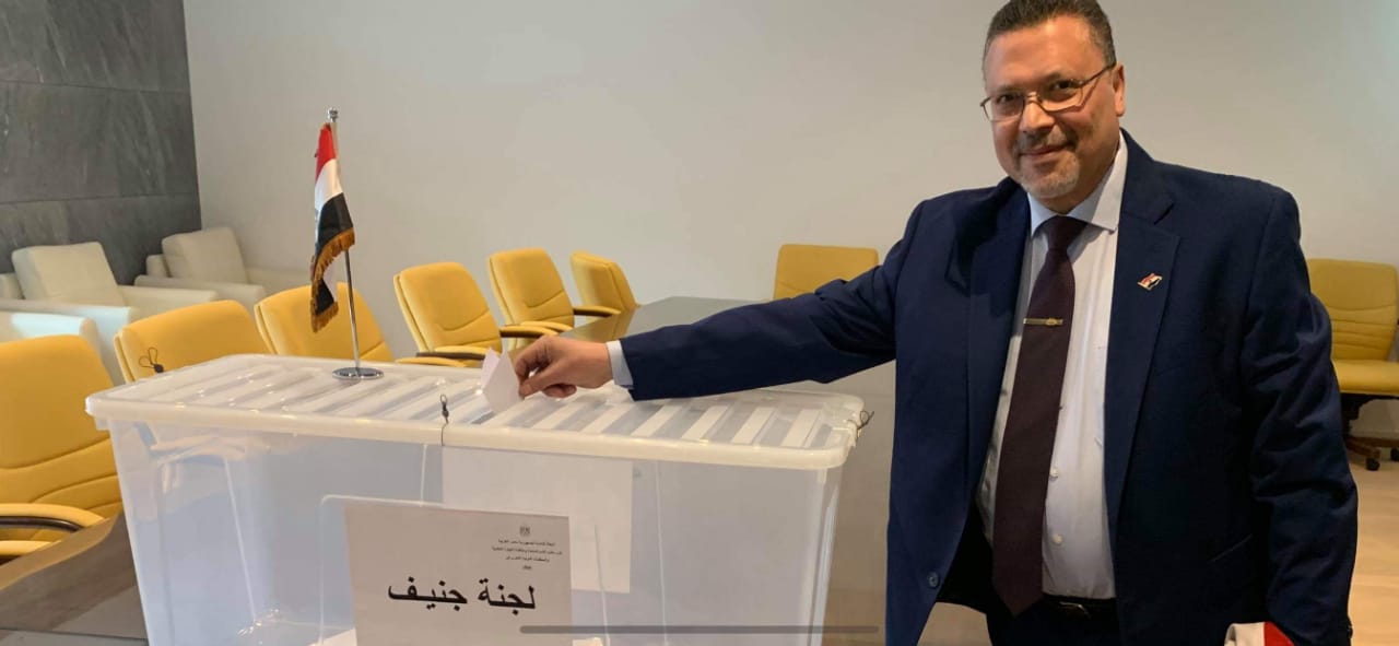 مواطن مصرى يدلى بصوته فى الانتخابات بجنيف