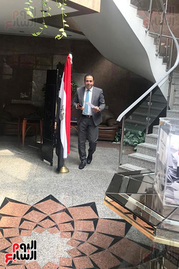 توافد المصريين على القنصلية المصرية بدبي للمشاركة فى الاستفتاء (7)