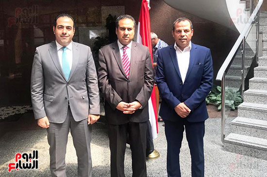توافد المصريين على القنصلية المصرية بدبي للمشاركة فى الاستفتاء (1)