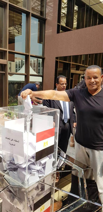 المصريون-بالخارج-يشاركون-بصورهم-خلال-التصويت-بالاستفتاء-(10)