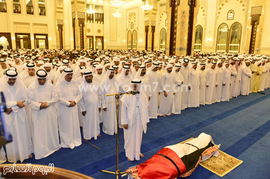 حاكم دبى يؤدى صلاة الجنازة على نجله الشيخ راشد بن محمد بن راشد آل مكتوم (2)