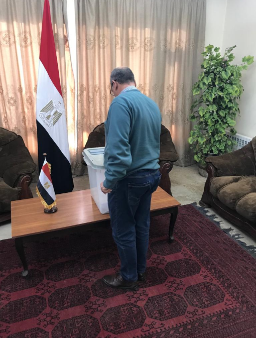 مواطن مصرى يدلى بصوته فى الاستفتاء بافغانستان