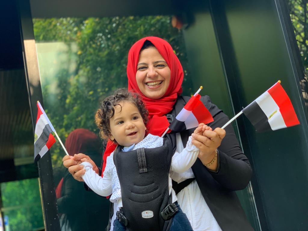 مصرية مقيمة بالخارج تصطحب بنتها خلال الاستفتاء