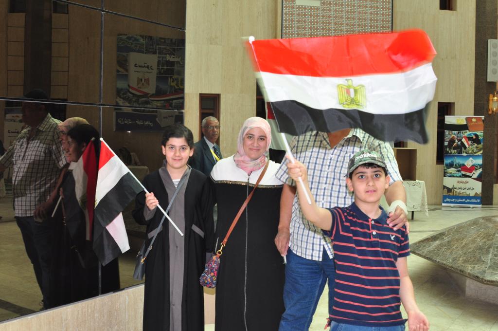 المصريون وأبنائهم حرصوا على المشاركة مبكراً فى السفارة المصرية فى الرياض