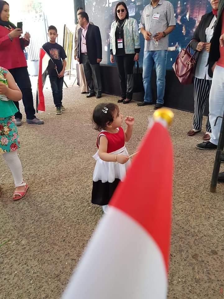 طفلة مصرية تشارك مع أسرتها فى الاستفتاء بالكويت