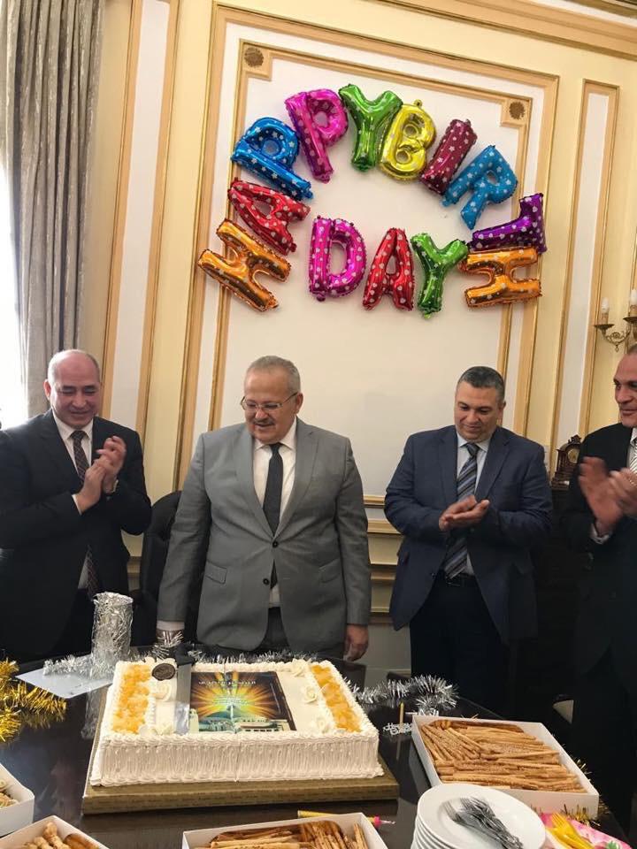 جانب من الاحتفال بعيد ميلاد رئيس جامعة القاهرة  (8)
