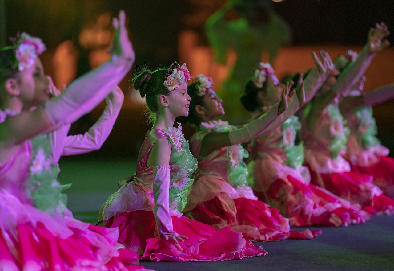 رقصات روسية فى مهرجان كالينكا الدولي في جزيرة العلم