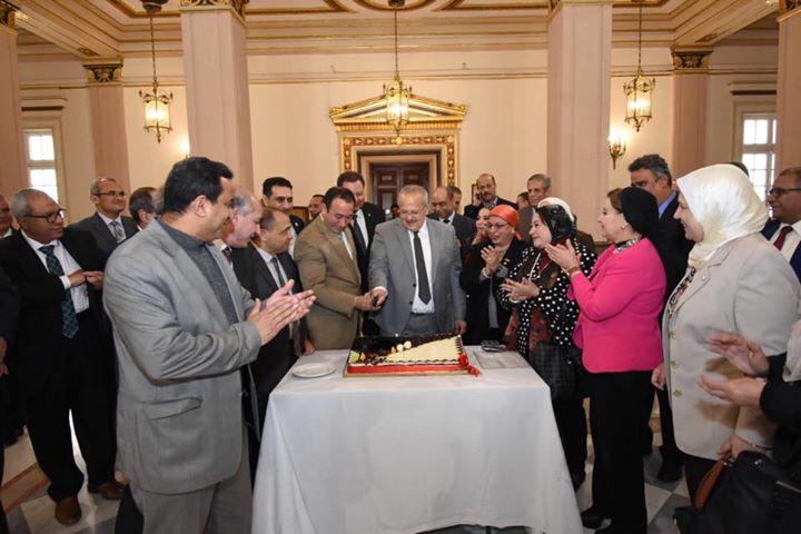 جانب من الاحتفال بعيد ميلاد رئيس جامعة القاهرة  (10)