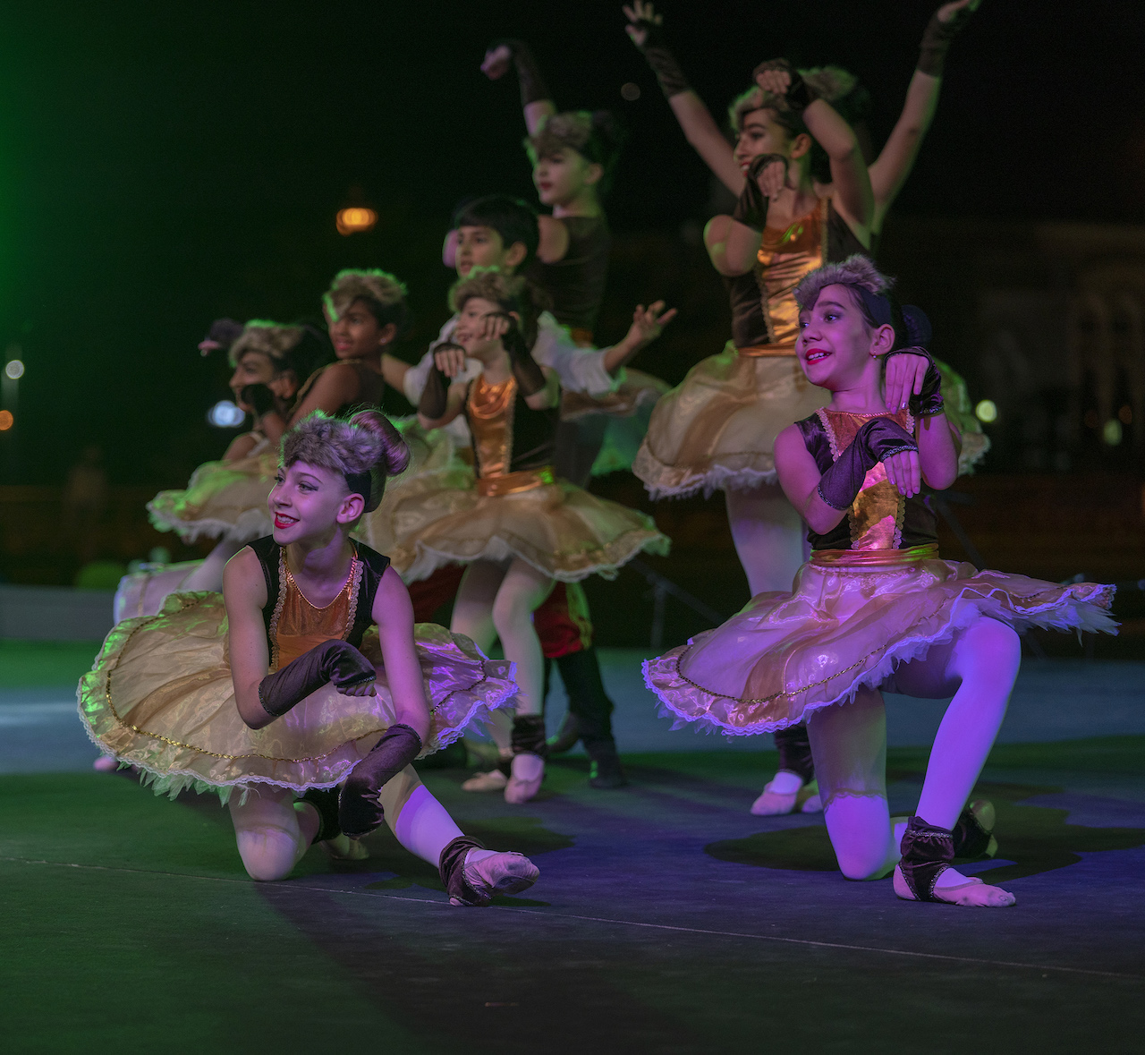 رقصات فى مهرجان كالينكا الدولي في جزيرة العلم