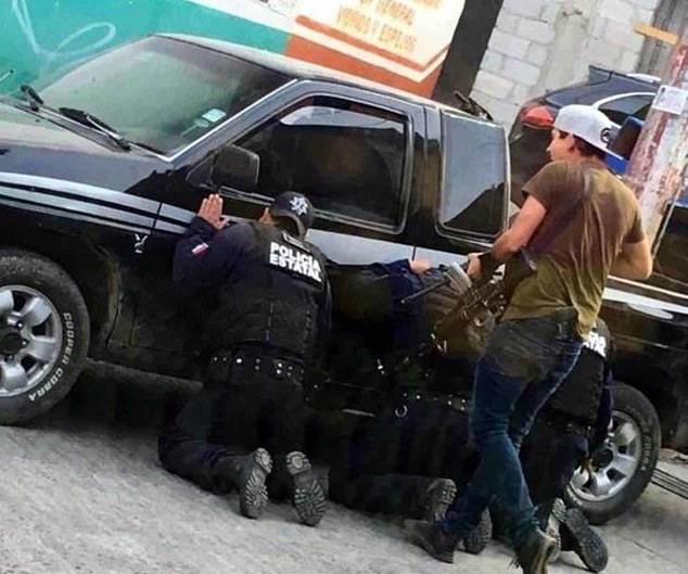 لحظة تركيع 3 أفراد من الشرطة المكسيكية من قبل أحد أفراد العصابة
