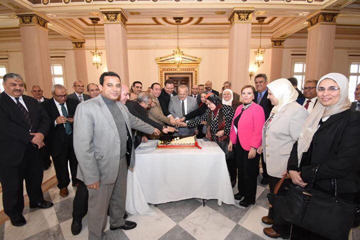 جانب من الاحتفال بعيد ميلاد رئيس جامعة القاهرة  (14)