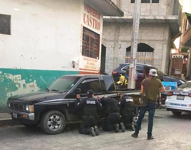 عصابة إجرامية تخطف 11 فردا من الشرطة المكسيكية