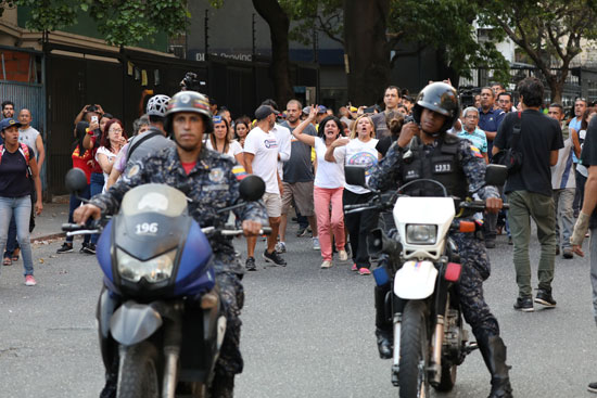 شرطة-فنزويلا-تواجه-المواطنين