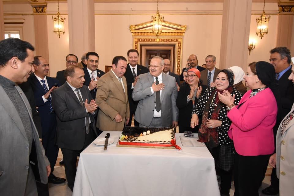 جانب من الاحتفال بعيد ميلاد رئيس جامعة القاهرة  (15)