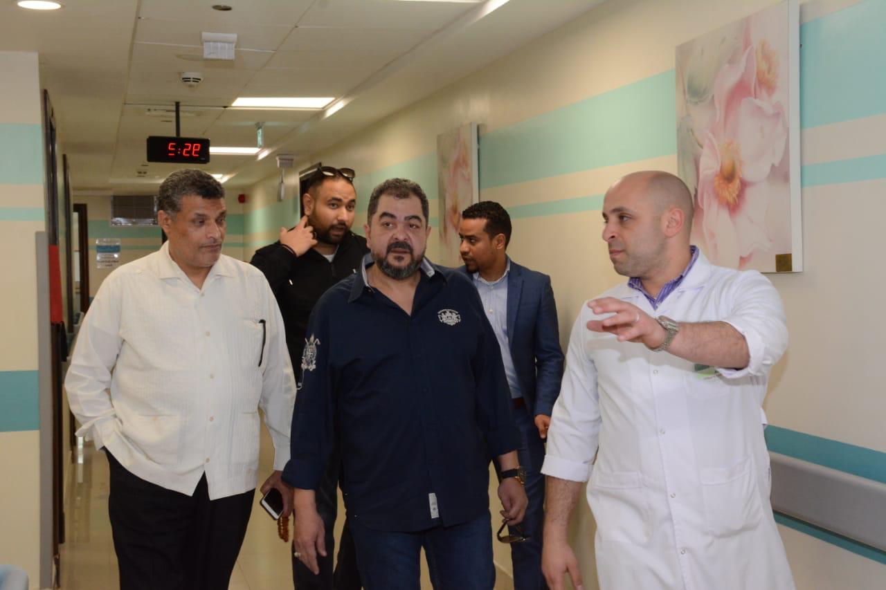 الفنان طارق عبد العزيز يزور مستشفي علاج الأورام بالأقصر لدعم مرضي السرطان بالصعيد بالمجان (3)