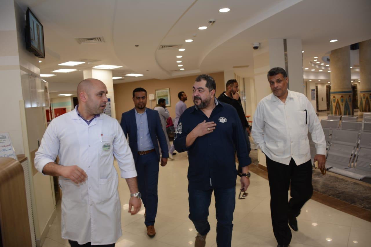 الفنان طارق عبد العزيز يزور مستشفي علاج الأورام بالأقصر لدعم مرضي السرطان بالصعيد بالمجان (2)