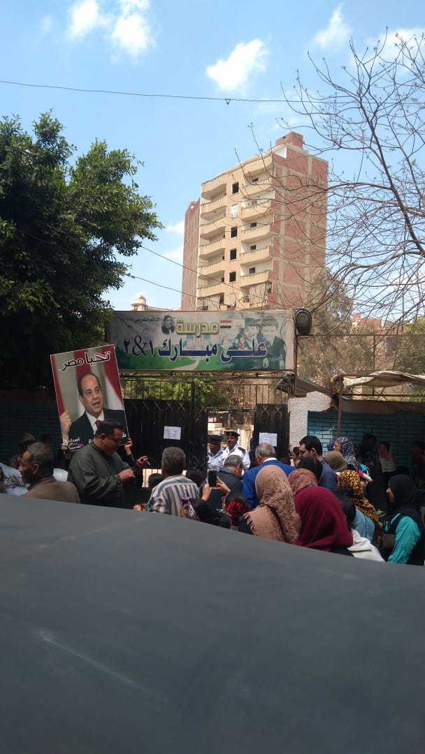 صور الرئيس تتصدر المشهد أمام لجان الاستفتاء بالوراق وبشتيل  (4)