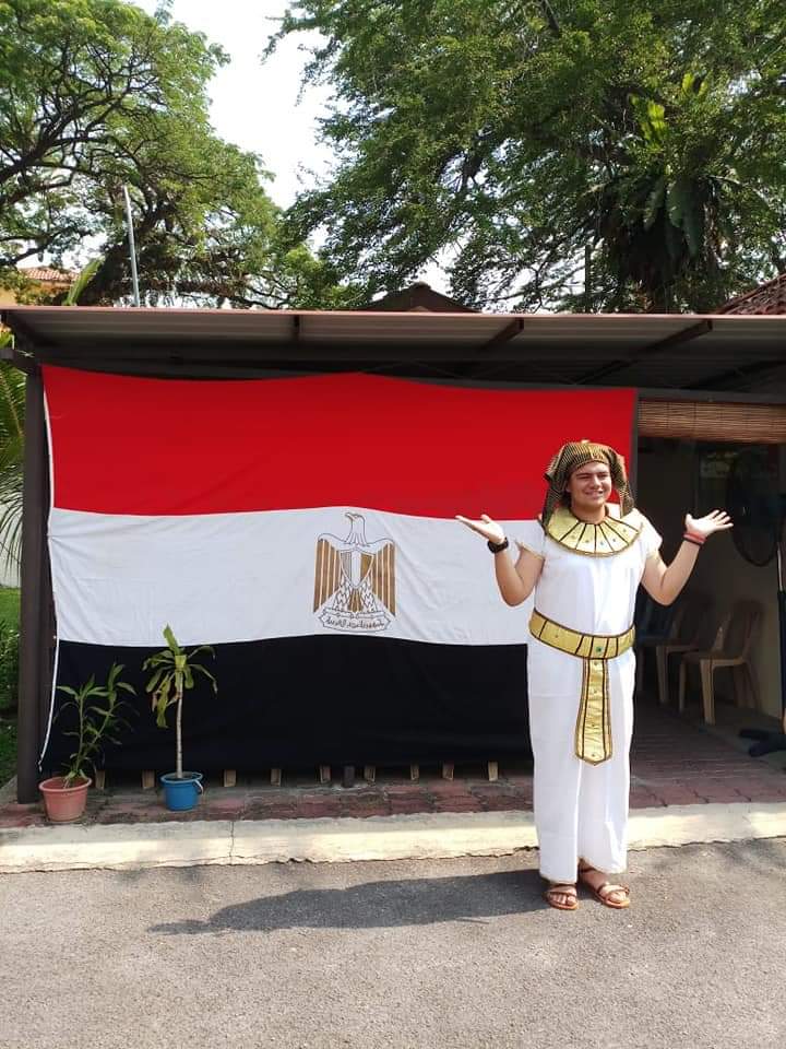 المصريين بالزى الفرعونى