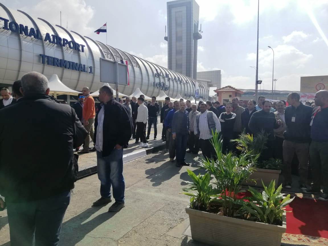 توافد العشرات علي اللجان الانتخابية بمطار القاهرة (4)