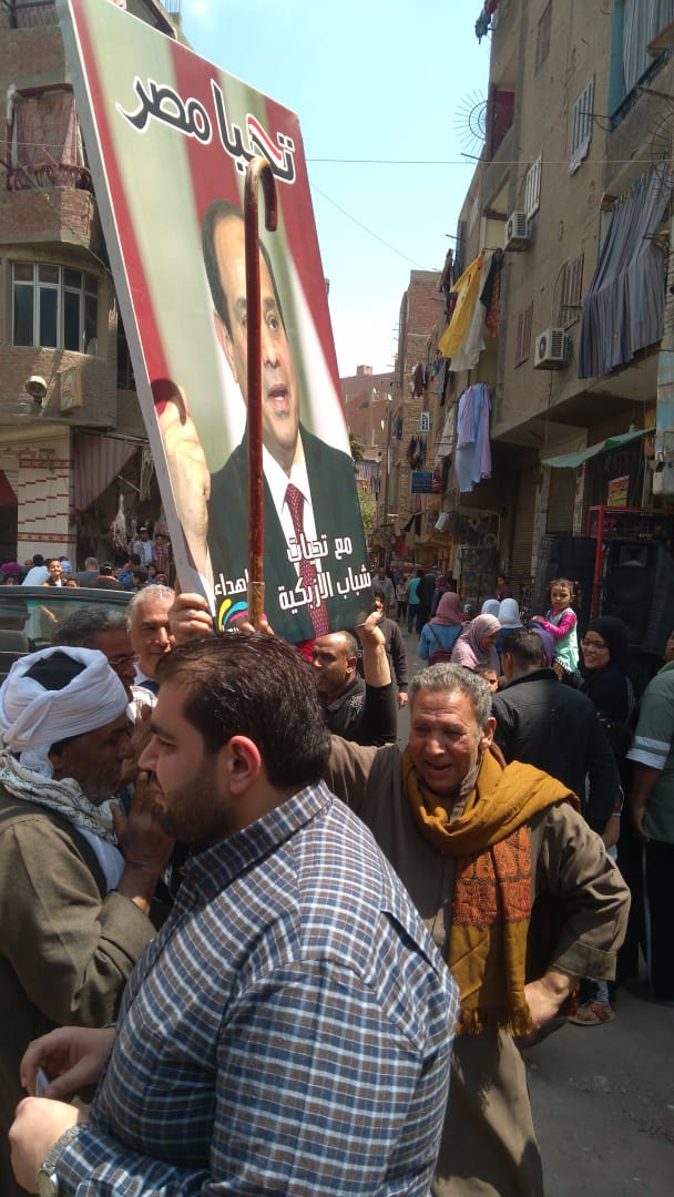 صور الرئيس تتصدر المشهد أمام لجان الاستفتاء بالوراق وبشتيل  (2)