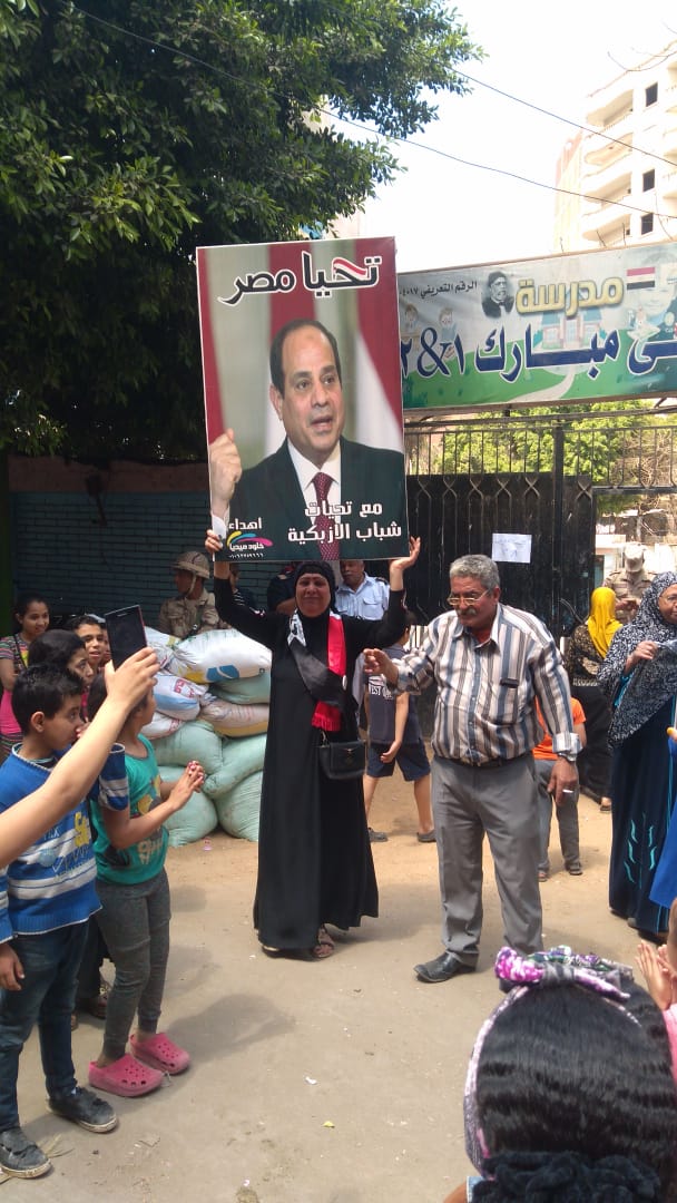 صور الرئيس تتصدر المشهد أمام لجان الاستفتاء بالوراق وبشتيل  (5)