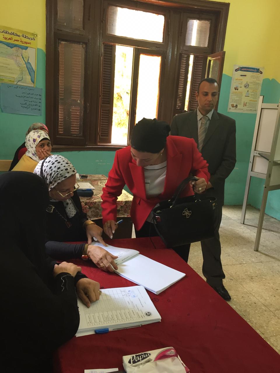 الدكتورة ياسمين فؤاد وزيرة البيئة تدلى بصوتها في الاستفتاء (1)