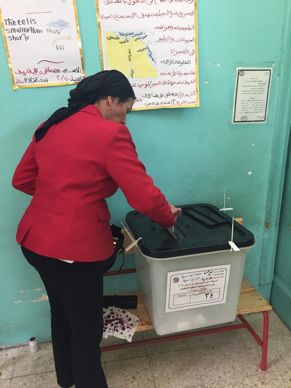 الدكتورة ياسمين فؤاد وزيرة البيئة تدلى بصوتها في الاستفتاء (2)
