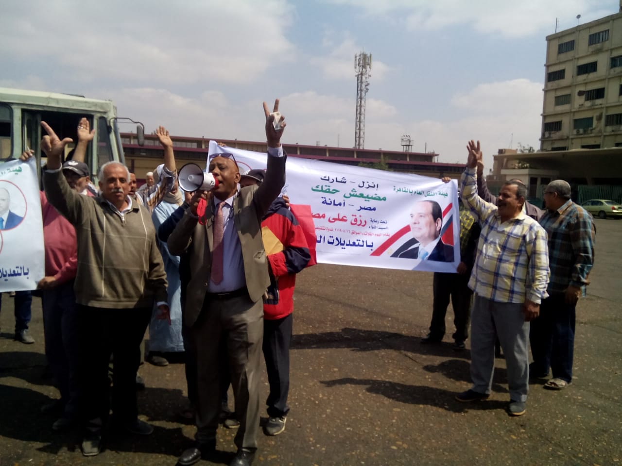 عمال هيئة النقل العام بالقاهرة يشاركون فى استفتاء الدستور (1)