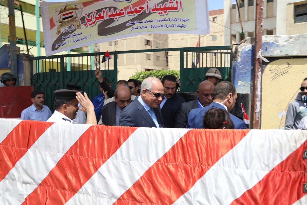 محافظ الجيزة يشارك المواطنين الاحتفالات أمام لجان الاستفتاء (4)