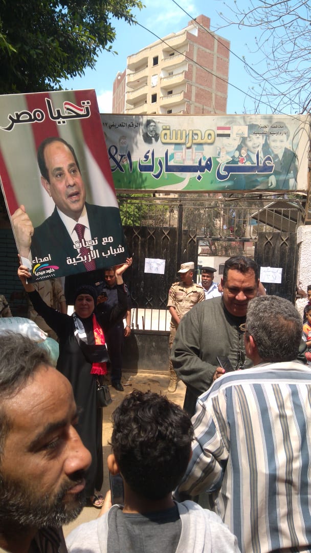 صور الرئيس تتصدر المشهد أمام لجان الاستفتاء بالوراق وبشتيل  (3)