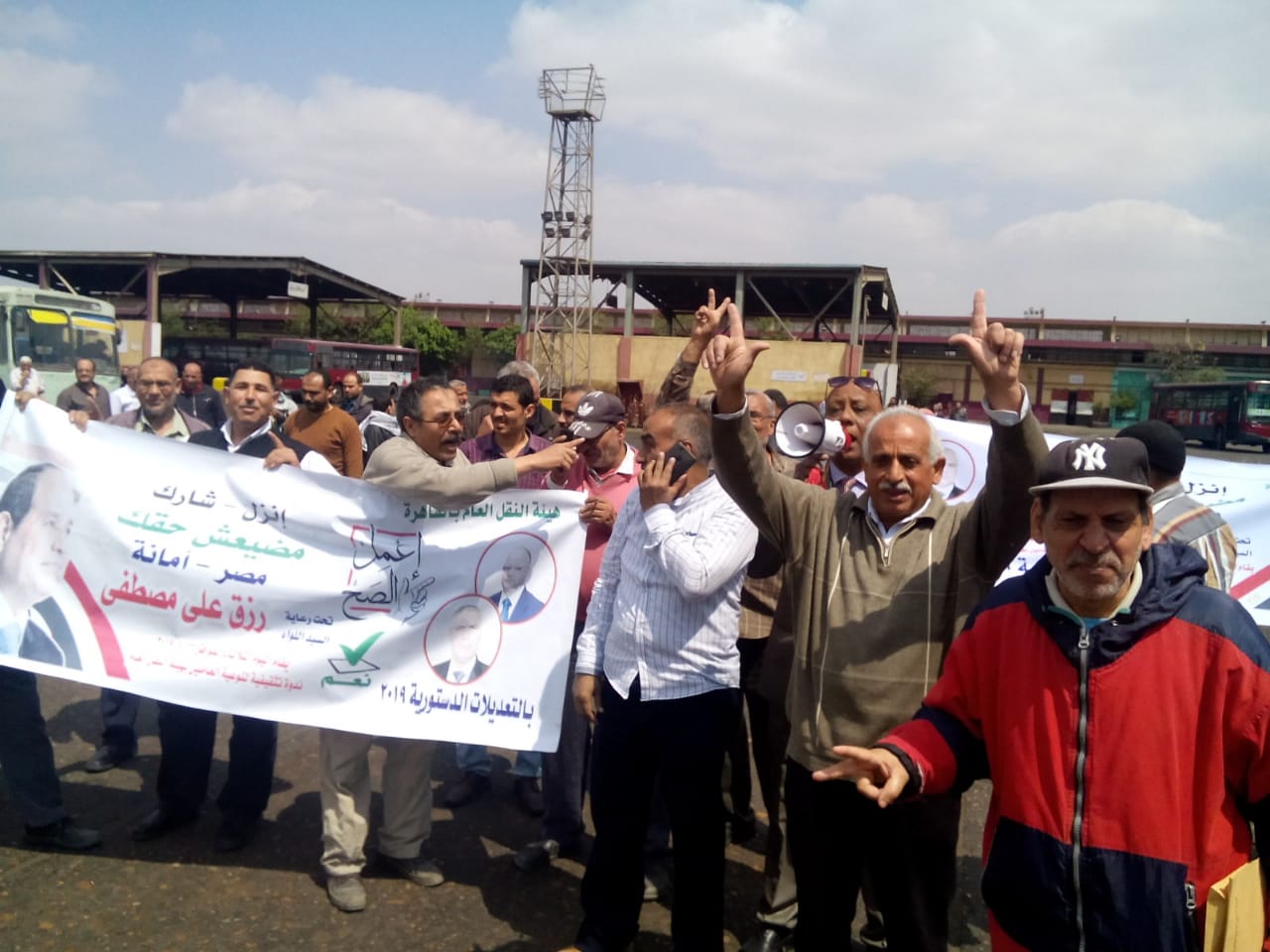 عمال هيئة النقل العام بالقاهرة يشاركون فى استفتاء الدستور (11)