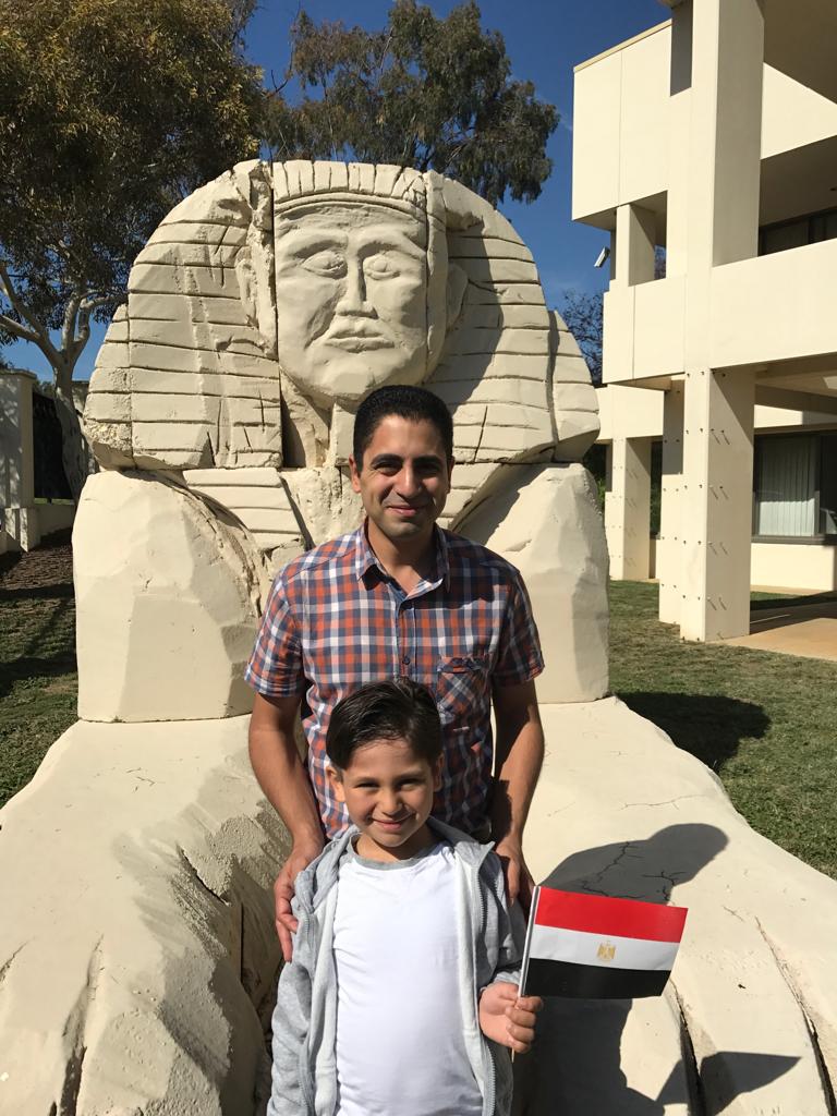 أب يصطحب ابنه فى تصويت المصريين فى استراليا 