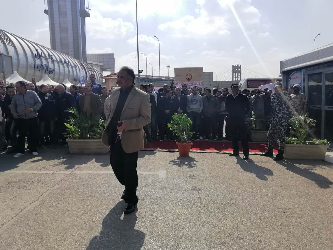 توافد العشرات علي اللجان الانتخابية بمطار القاهرة (1)
