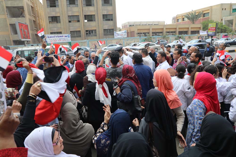 محافظ الجيزة يشارك المواطنين الاحتفالات أمام لجان الاستفتاء (1)