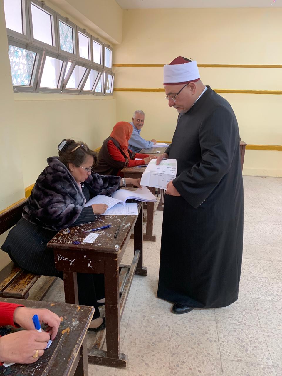 الشيخ خالد الجندى يدلى بصوته فى الانتخابات (2)