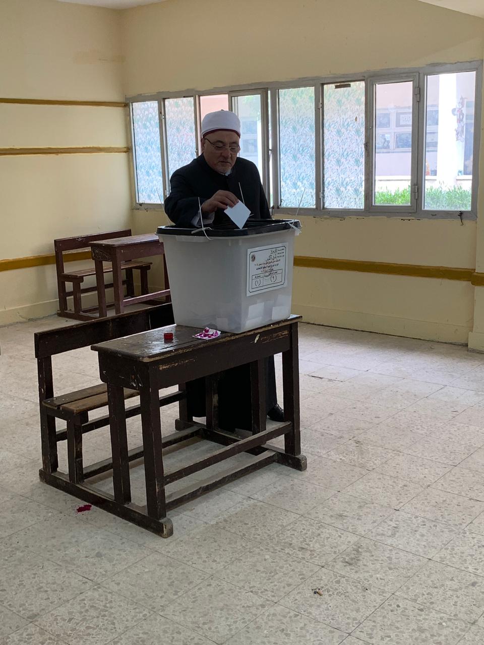الشيخ خالد الجندى يدلى بصوته فى الانتخابات (1)