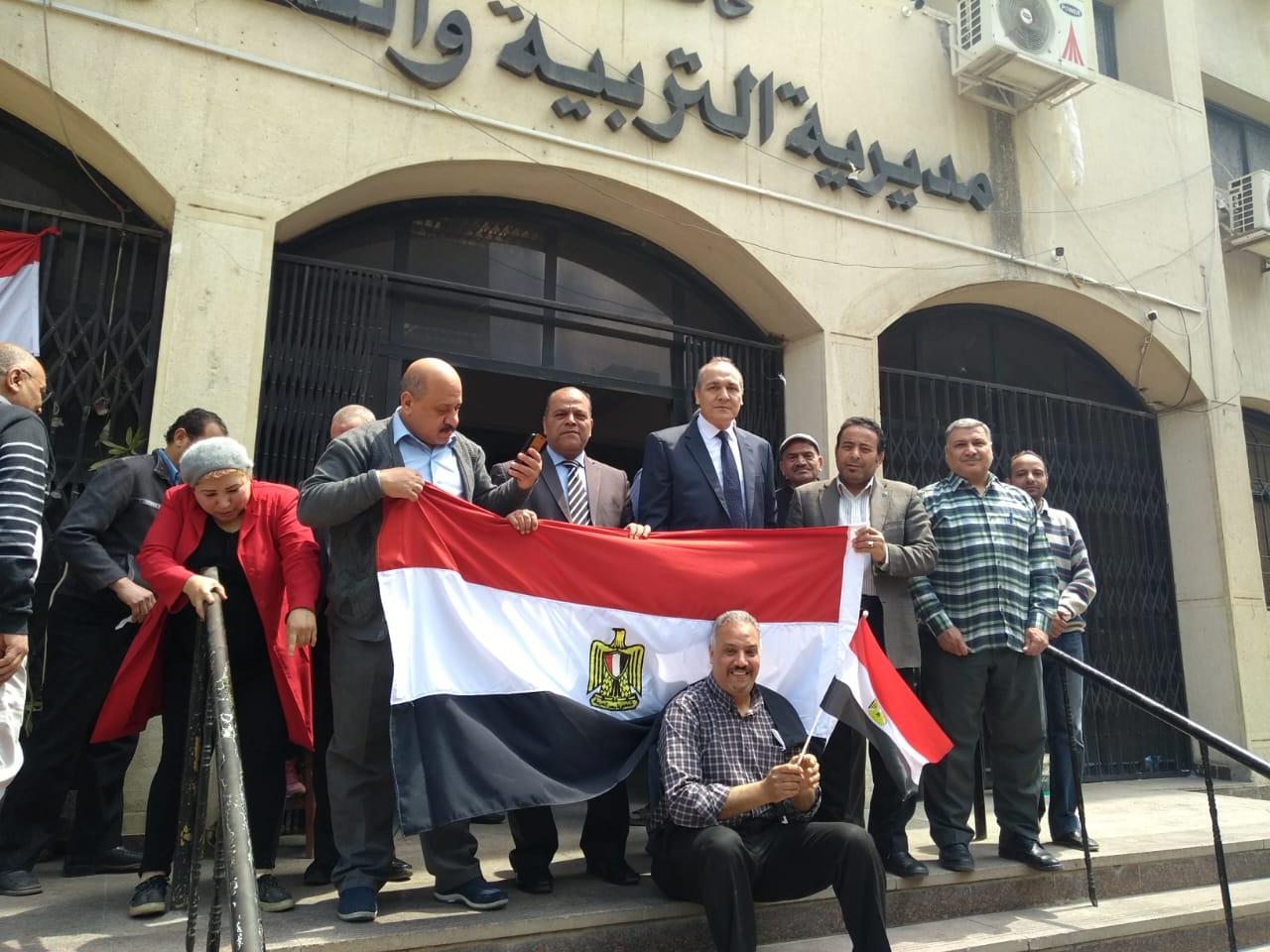 صور.. معلمى مديرية تعليم القاهرة ينظمون مسيرة للحث على المشاركة فى الاستفتاء (6)