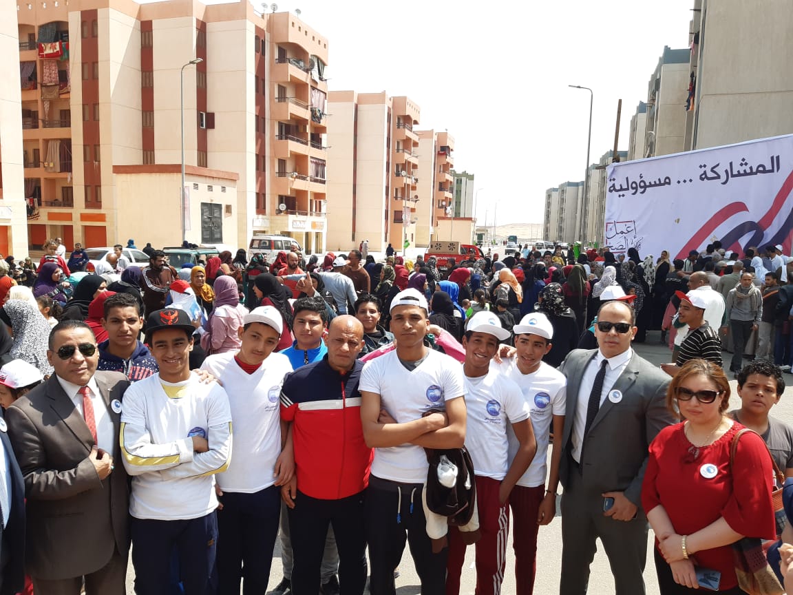 أهالى الأسمرات ينظمون مسيرات حاشدة للدعوة للمشاركة فى الاستفتاء (4)