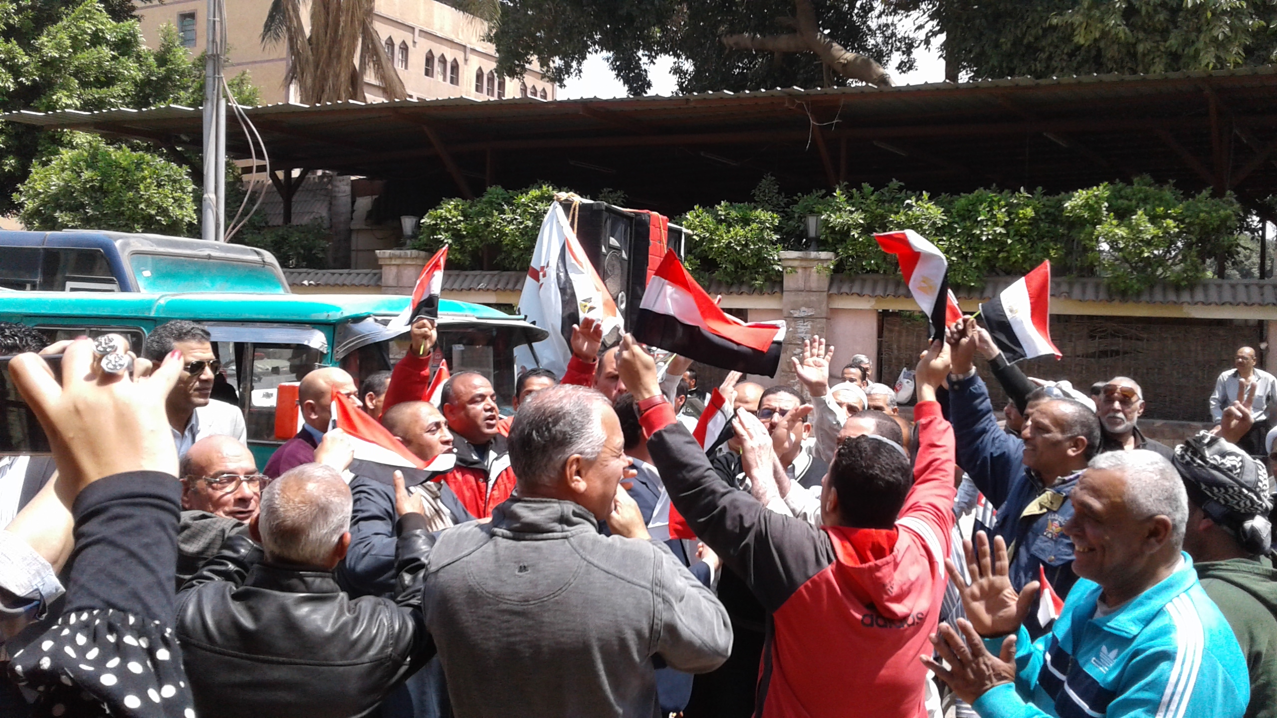 مسيرة حاشدة تدعو المواطنين للاستفتاء (2)