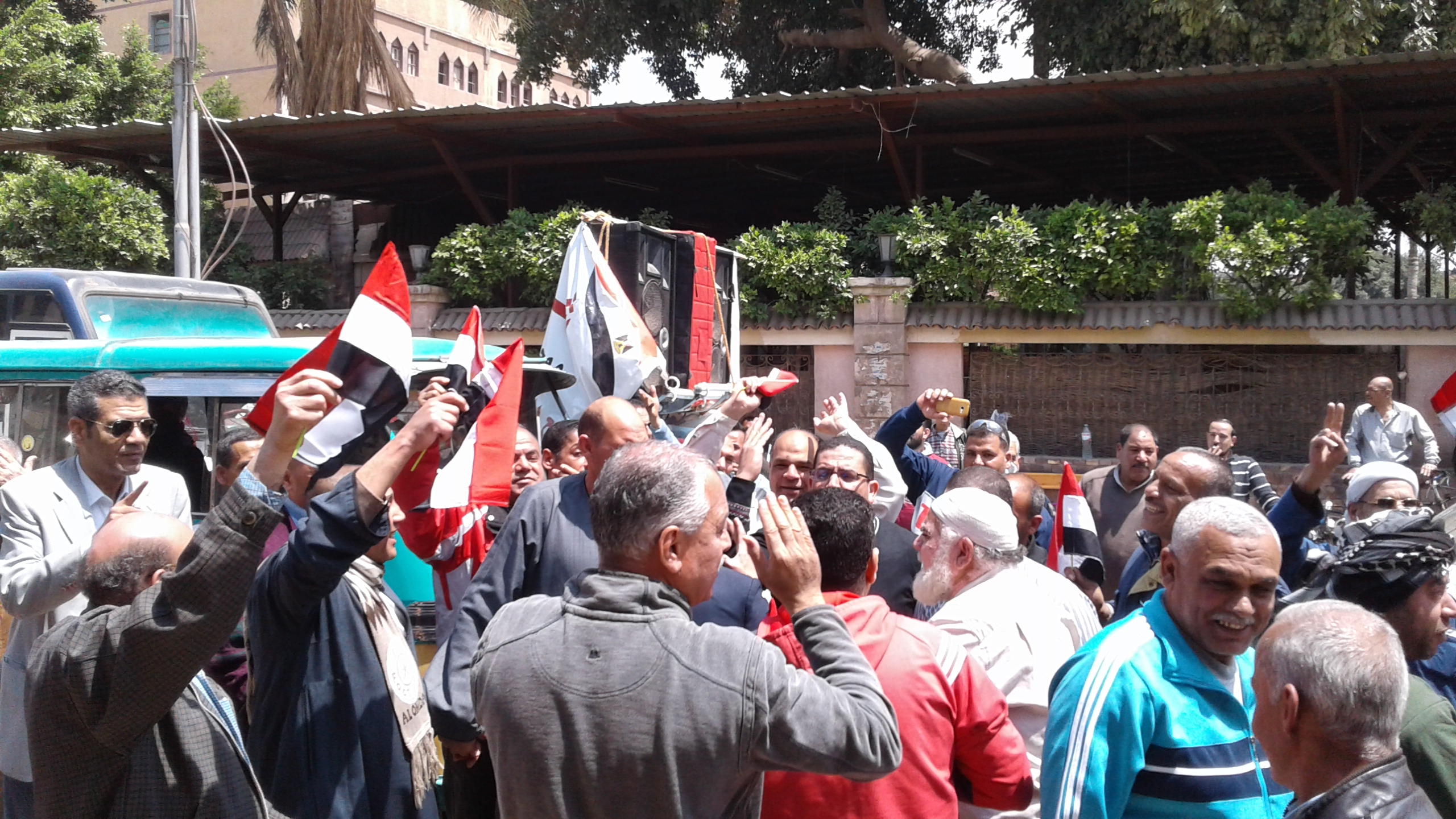 مسيرة حاشدة تدعو المواطنين للاستفتاء (1)