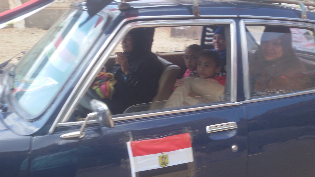  مواطن يزين سيارتة بأعلام مصر ومكبرات صوتية لحث المواطنين (5)