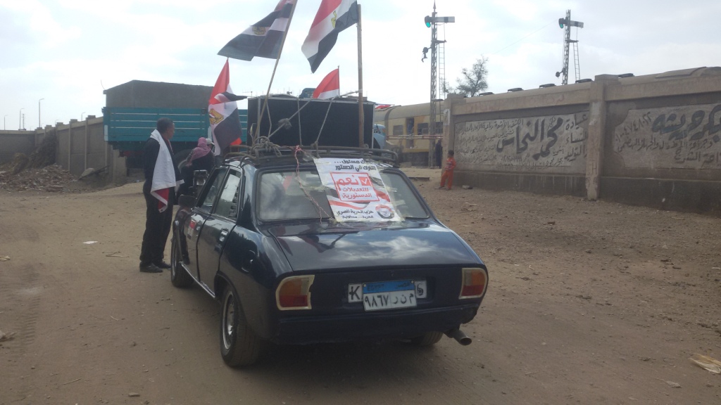  مواطن يزين سيارتة بأعلام مصر ومكبرات صوتية لحث المواطنين (8)