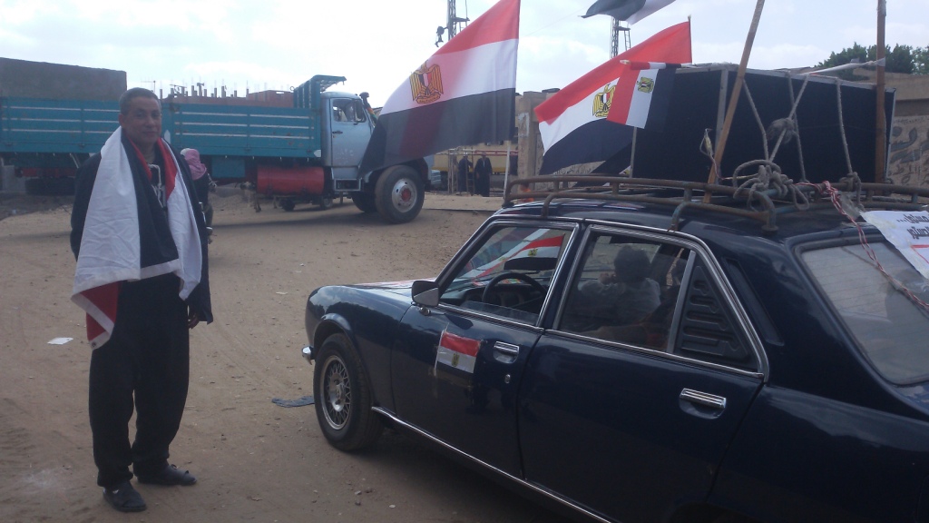  مواطن يزين سيارتة بأعلام مصر ومكبرات صوتية لحث المواطنين (9)