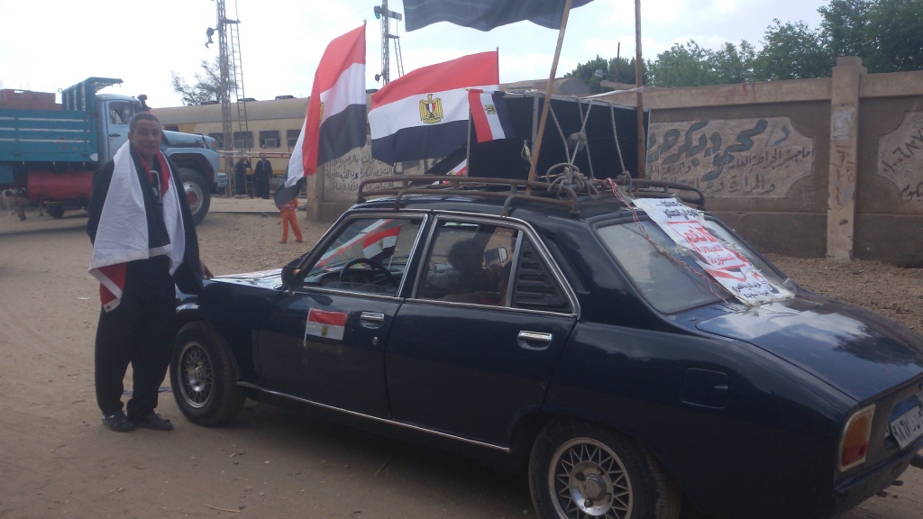  مواطن يزين سيارتة بأعلام مصر ومكبرات صوتية لحث المواطنين (1)