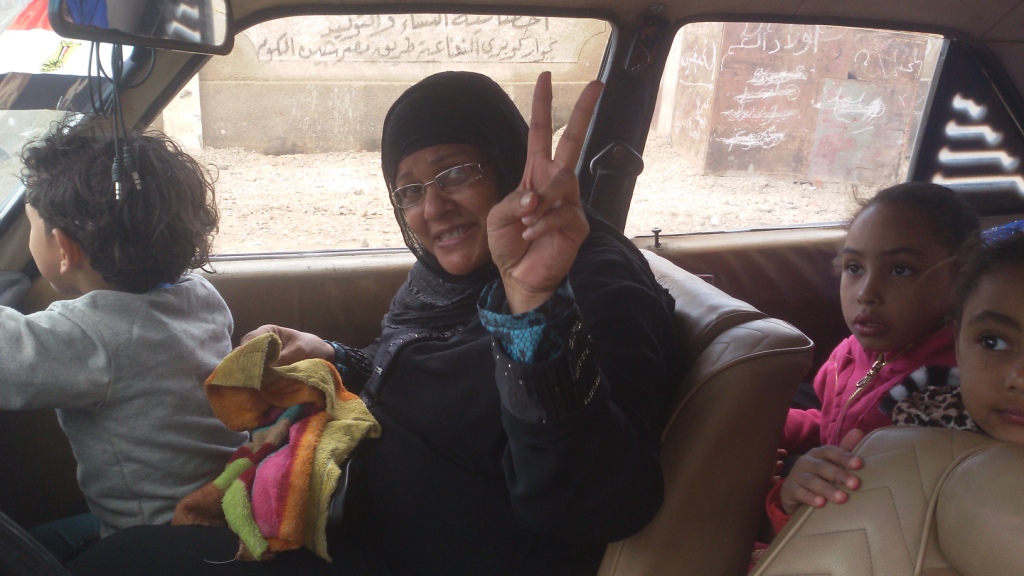  مواطن يزين سيارتة بأعلام مصر ومكبرات صوتية لحث المواطنين (4)