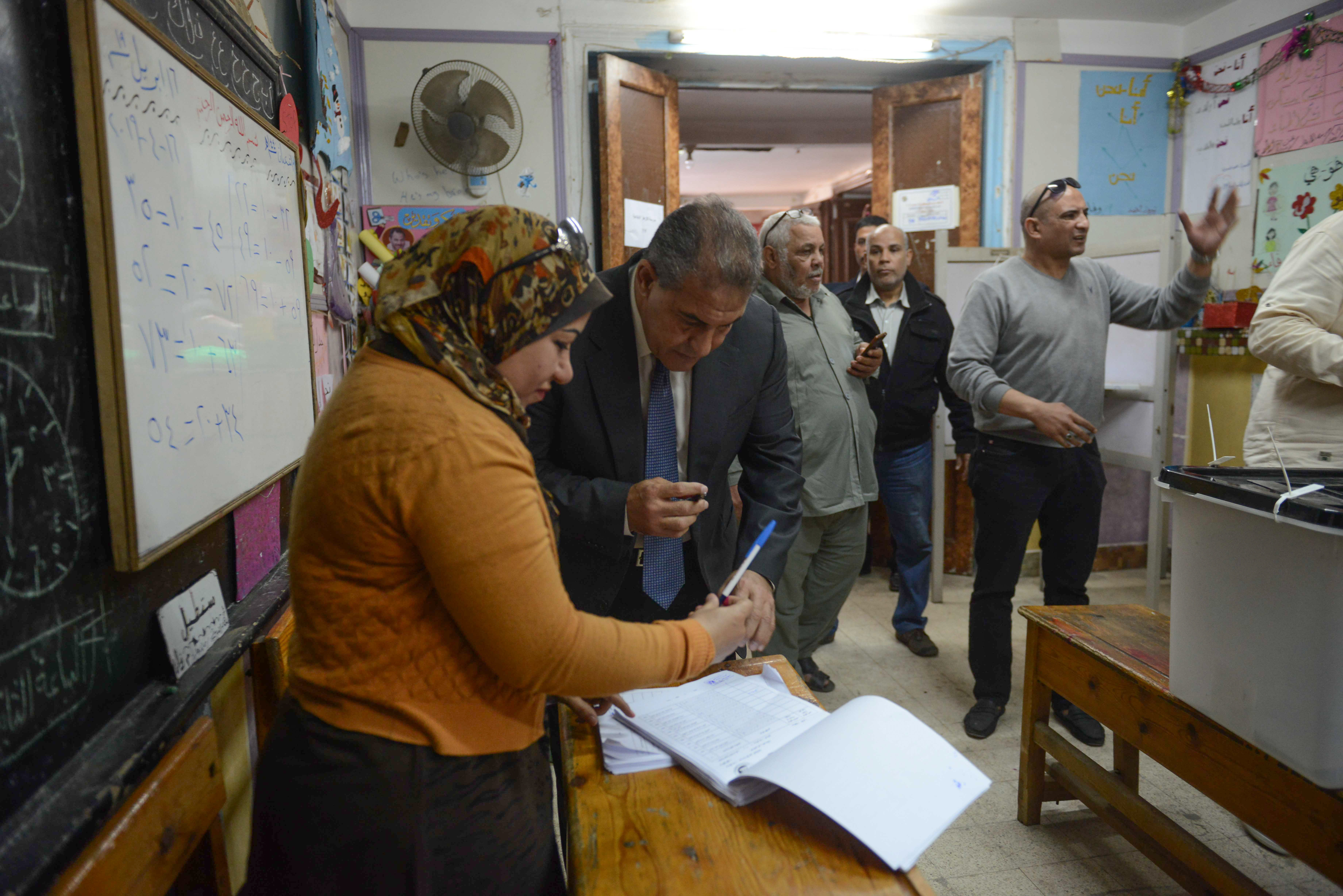 طاهر ابو زيد يدلى بصوته فى الاستفتاء على الدستور